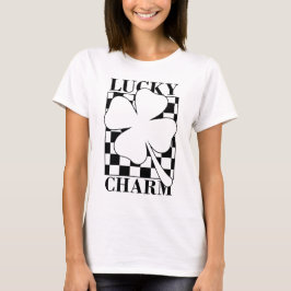 クローバーの抱擁 – 幸運の本質 Tシャツ