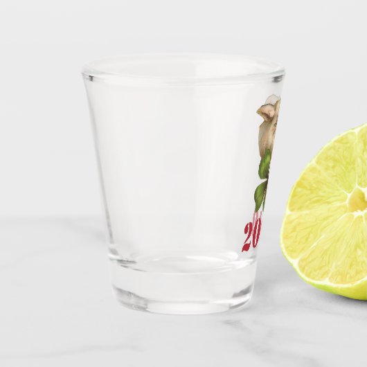 クローバーを口に運ぶラッキーピグ – 豚の年 ショットグラス (左)