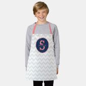 クローバーシェブロンパターンコーラルモノグラム エプロン (着用した状態)