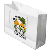 クローバーパップラブ – St. Patrick's Day Dog Design ラージペーパーバッグ (正面アングル)