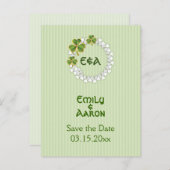 クローバーリースとイニシャル結婚式日付を保存 案内ポストカード (正面/裏面)