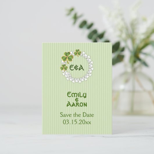 クローバーリースとイニシャル結婚式日付を保存 案内ポストカード (スタンド正面)