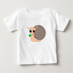 クローバー付きカタツムリベビーTシャツラッキー – 絵画s ベビーTシャツ