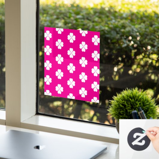 クローバー風味の窓が貼り付いている ウィンドウサイン (オフィス)