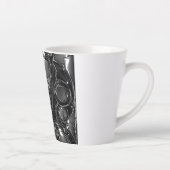 クロームの瞑想的な女性 メタルアート カフェラテマグ (右)