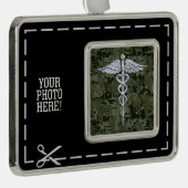 クロームスタイルカドゥセウス記号オングリーンカモフラージュ シルバープレートフレームオーナメント (右)