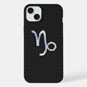 クロームスタイル山羊座サインオンスネークスキンデコ iPhone 15 PLUSケース