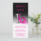 クローム & キャンディ ピンク スウィート 16（背が高い） 招待状 (スタンド正面)