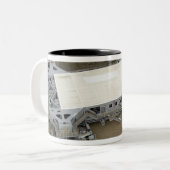 クローラ – トランスポーターの空中表示 ツートーンマグカップ (正面左)