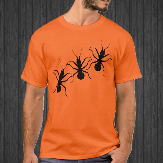 クロールする怖い黒いアリの昆虫 Tシャツ