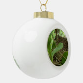 クワの最近造られたしかし空の鳥の巣 セラミックボールオーナメント (左)