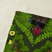 クワガタとシダ、緑葉の花 ビーチタオル (インサイチュ)