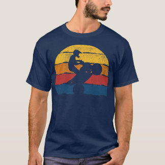 クワッドバイクもしくは自転車に乗る人四輪車1 Tシャツ