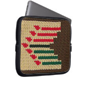 クワンザアーティザンクロシェプリントエレクトロニクスバッグ ラップトップスリーブ (正面右)