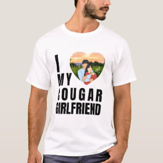 クーガーとのラブが止まらない！年上彼女とのお付き合いを楽しむ面白Tシャツ Tシャツ