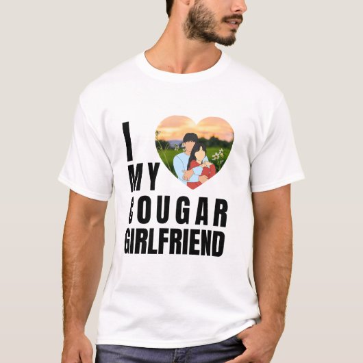 クーガーとのラブが止まらない！年上彼女とのお付き合いを楽しむ面白Tシャツ Tシャツ (正面)