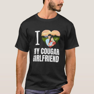 クーガーと付き合えてラッキーな男友達・彼氏へ 面白Tシャツ Tシャツ