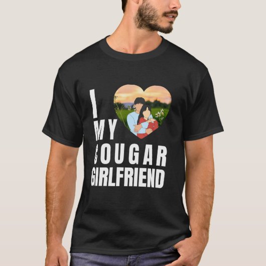 クーガーガールフレンドと付き合えてラッキーな男のユーモアTシャツ Tシャツ (正面)