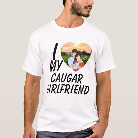 クーガー女性とのお付き合いが好きな人への面白いギフト Tシャツ (正面)