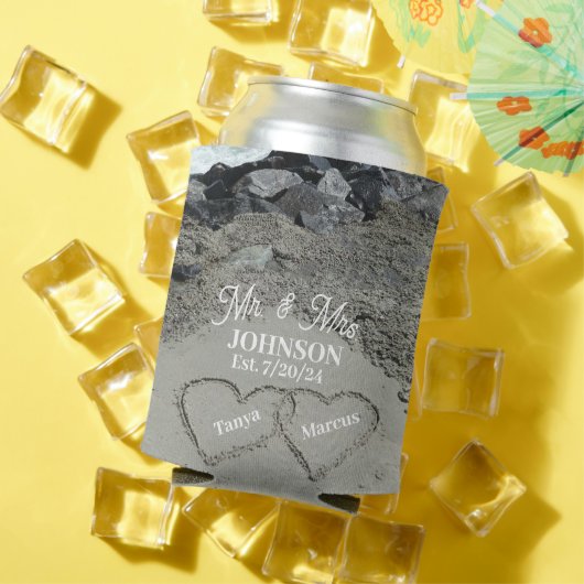 クーラーボックス – 砂の中の2つのハート 缶クーラー (インサイチュ 夏)