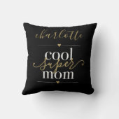 クールすごい母パーソナライズされた黒・金ゴールド クッション (裏面)