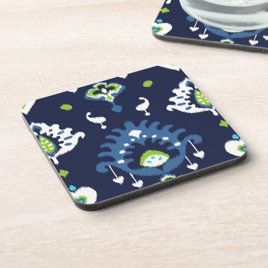 クールで暗い濃紺および緑の種族のイカットは印刷します コースター (左側)