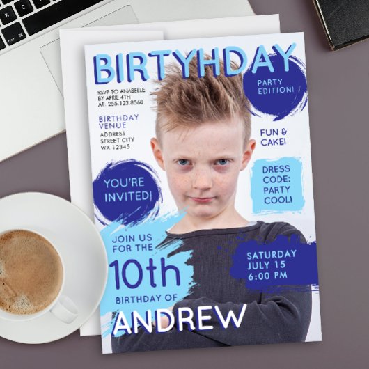 クールで楽しい青い雑誌の表紙少年 誕生日 写真 招待状