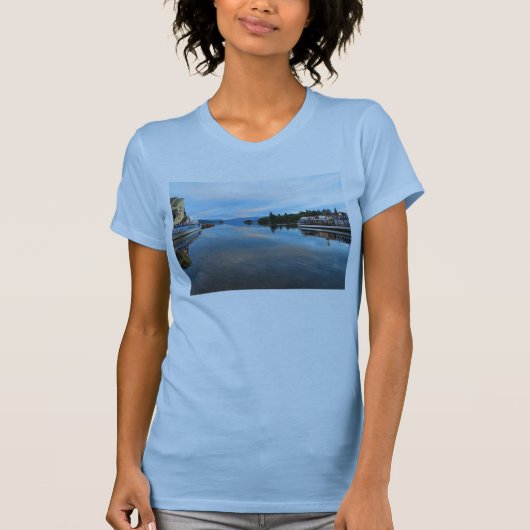 クールで青い夜明け-湖WINDEMERE -イギリス Tシャツ (正面)