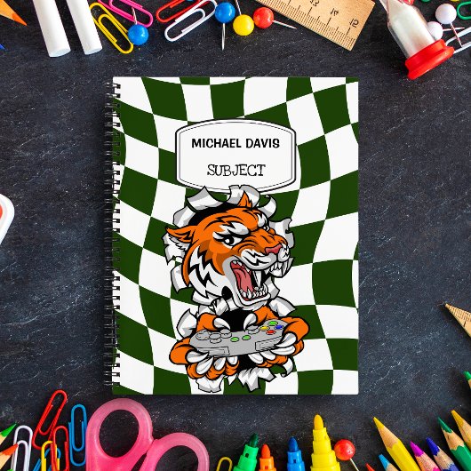 クールなタイガーゲーマーがビデオゲームのコントローラを持っている ノートブック