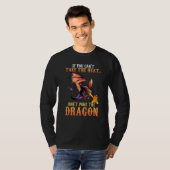 クールなドラゴンの炎を吐く空飛ぶ神話の生き物 Tシャツ (正面フル)
