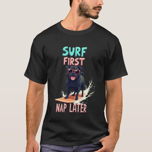 クールなパグのサーフィン犬 Tシャツ (正面)