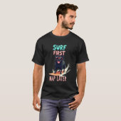 クールなパグのサーフィン犬 Tシャツ (正面フル)