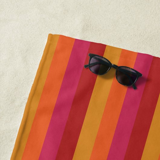 クールなレトロ70sのストライプのオレンジ赤のピンクの金ゴールド ビーチタオル (インサイチュ)