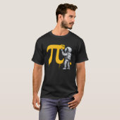 クールな宇宙飛行士のπシンボルペイント パイの日 tシャツ (正面フル)