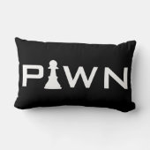 クールな担保のタイポグラフィのチェスをする人 ランバークッション (裏面)