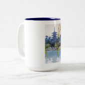 クールな東洋の日本人のyoshida湖の神社の寺院 ツートーンマグカップ (正面左)