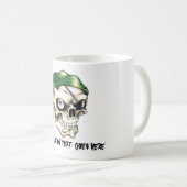 クールな漫画の入れ墨の記号の海賊スカルのバンダナ コーヒーマグカップ (正面右)