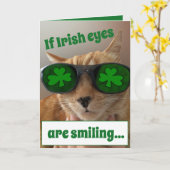 クールな猫を特色にするセントパトリックの日カード カード (黄色い花)