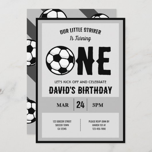 クールな現代の小さなストライカー サッカー 1歳の誕生日 招待状 (正面/裏面)