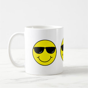 クールなEmojiはサングラスに直面します コーヒーマグカップ