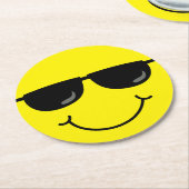 クールなEmojiはサングラスに直面します ラウンドペーパーコースター (アングル)