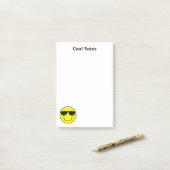 クールなEmojiは4つx 6つに直面します ポストイット (デスク上)