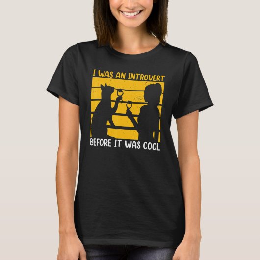 クールになる前から内向的だった ネコとワイン Tシャツ (正面)