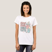 クールに過ごそう、Cuteを飲もう - おしゃれな夏の名言(ティーン向け) Tシャツ (正面フル)