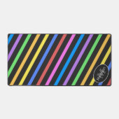 クールカラフルレトロストライプ幾何学的モノグラム デスクマット (正面)