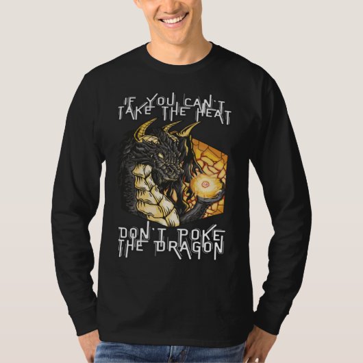 クールドラゴン炎の翼 飛ぶ 炎を吐く 神話 Tシャツ (正面)
