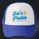 クールレトロレッツピックルパーソナライズされたボール キャップ<br><div class="desc">青すごいいフォントに「Let's Pickle」を取り入れたおもしろいピックルクールボール帽とあなたの文字カスタム。プレイヤー名、ピックボールクラブ名、おもしろいことわざ等の追加任意のピックボールパーティー、トーナメントまたはピックボールの特別なイベントのための完璧なギフト/記念物を作る。チームまたはピックボールのパートナーのための一致する帽子を取得する。</div>