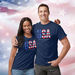 クールヴィンテージアメリカ国旗のカスタム文字 Tシャツ<br><div class="desc">このアメリカ国旗の統一されたデザインで州のプライドを表示インスパイアして、アメリカの文字。文赤と白字はストライプ星と白い星で満たされている。7月4日、メモリアルデー、退役軍人の日、夏のおもしろいに最適。軍隊、軍素晴らし、退役軍人、そしてアメリカを愛する人々に贈り物をする!以下に文字を追加しカスタムて、個人用に設定するか、簡単に削除できるようにする。</div>