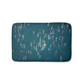 クール泳ぐ人の航空写真 バスマット (正面)