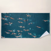 クール泳ぐ人の航空写真 ビーチタオル (正面)